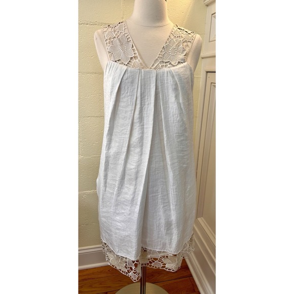 Alexia Admor Dresses & Skirts - Alexia Admor Ivory Dress With‎ Lace Flower Accents Size Small Made In USA